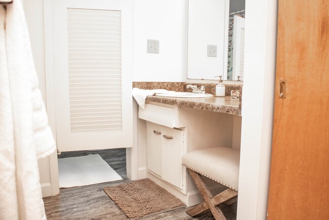 Building Photo - 1601 Roxbury Rd