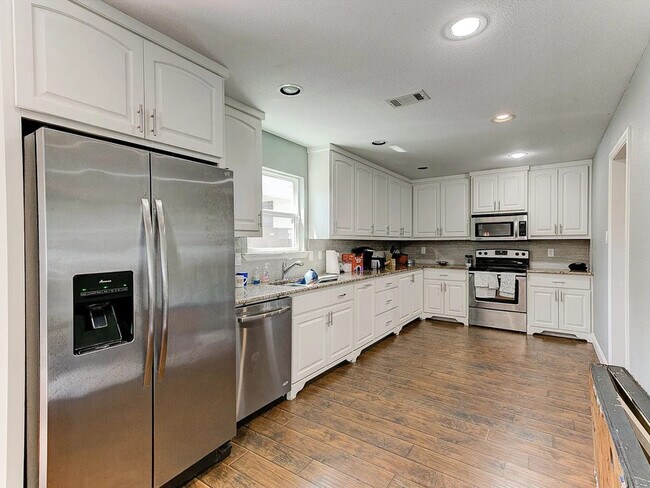 Building Photo - 2313 W Devitt St