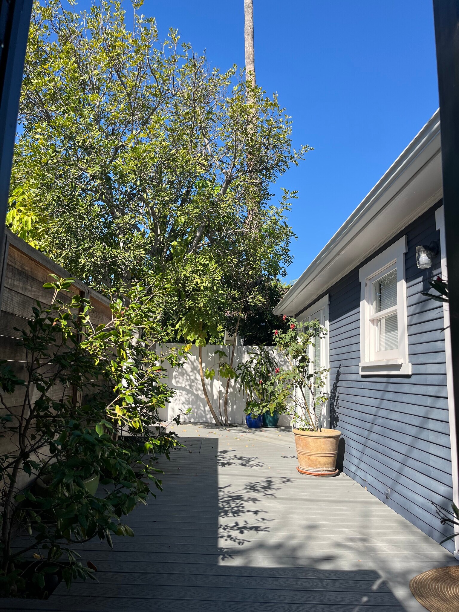 Building Photo - 7024 De Longpre Ave