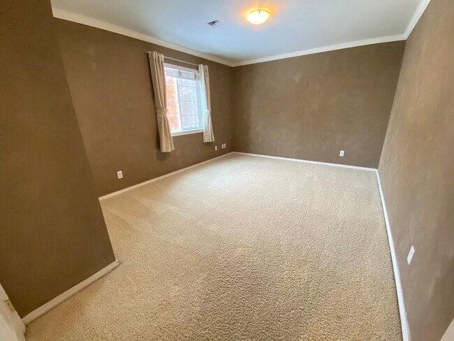 Building Photo - Beautiful 3 Bedroom Home with Custom Touches!