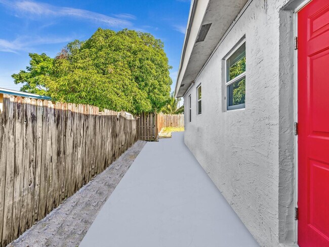 Building Photo - 525 NW 10th Ave