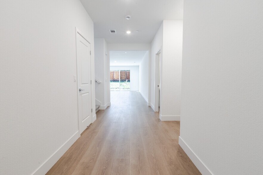 Building Photo - 443 Royal Nat'l Rd