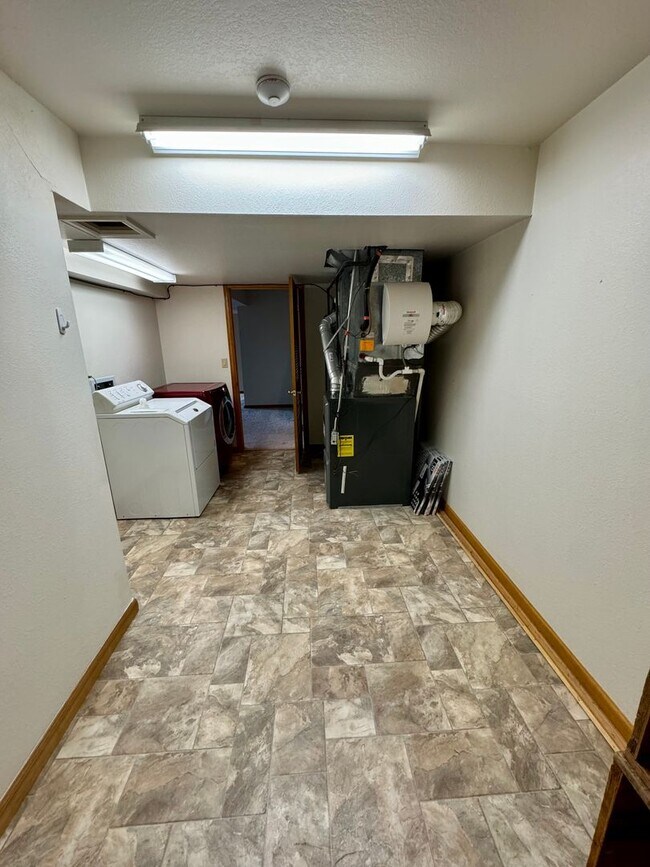 Building Photo - Well Maintained 3 bedroom end unit Townhom...