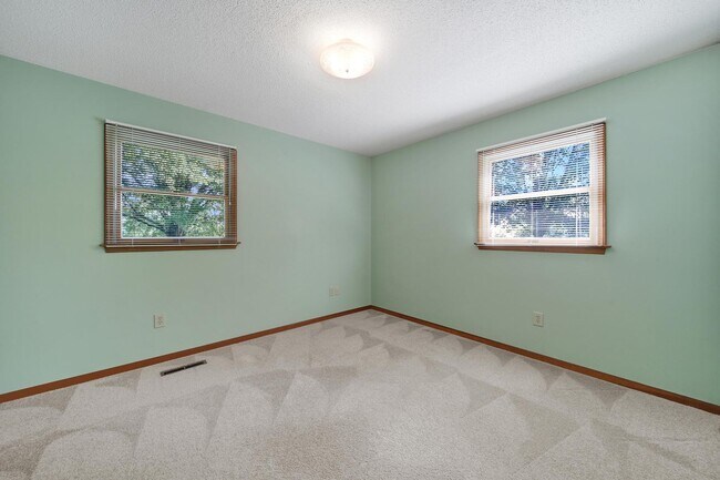 Building Photo - Lovely 3 Bed 2 Bath Ranch Home on Large Lot!