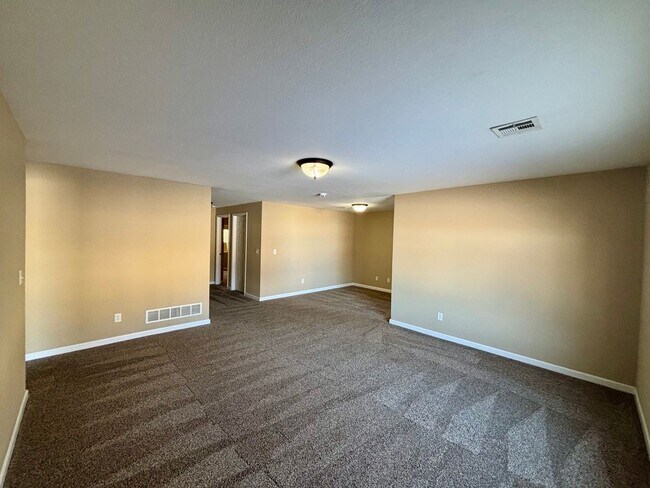 Building Photo - Feel Right at Home – Spacious 4 Bed / 3 Ba...