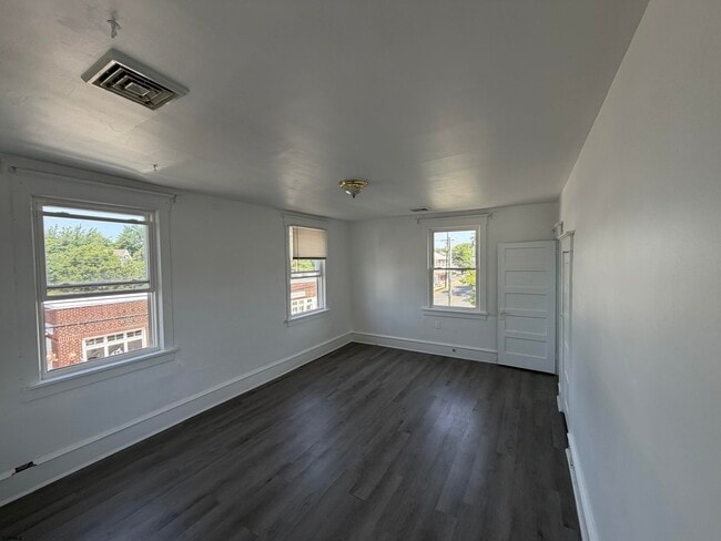 Building Photo - 1052 Shore Rd