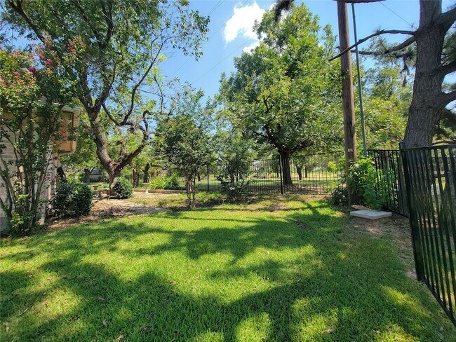 Building Photo - 9621 Monticello Dr