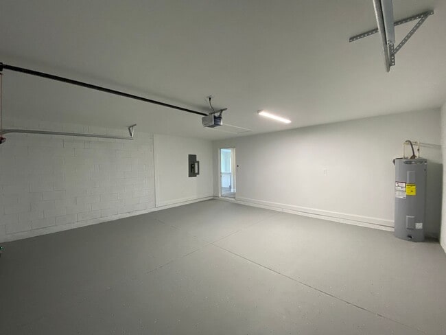 Building Photo - Desirable SW Ocala Neighborhood, 3/2/2 **W...