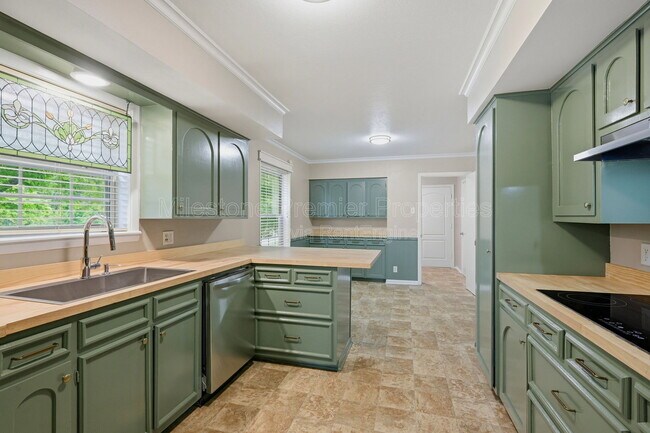 Building Photo - 2502 Turtle Creek Dr