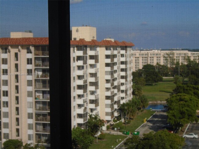 Building Photo - 4174 Inverrary Dr