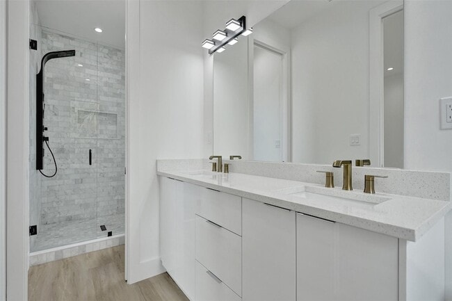 Building Photo - 606 SW 7th Ave