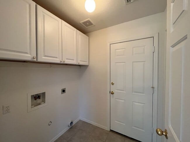 Building Photo - 3 Bedroom - 2 Bath Home