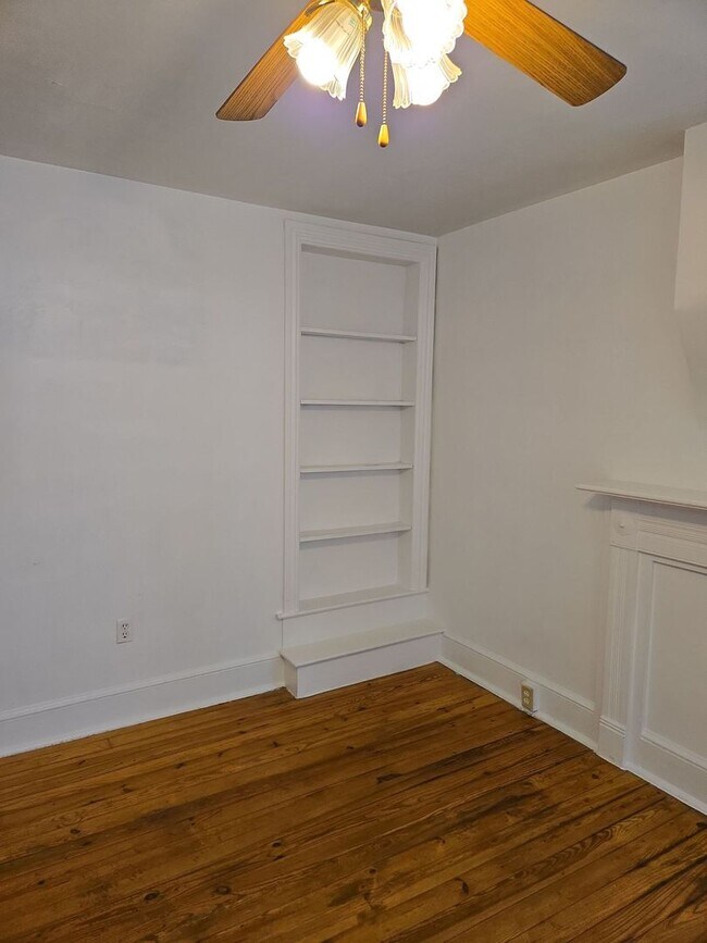 Building Photo - 552 E King St