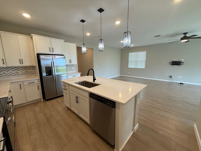 Building Photo - 4/3 Clermont Spacious Home