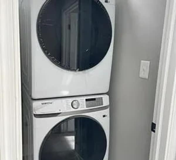 Building Photo - 5 Bedrooms 2 Bathroom Home