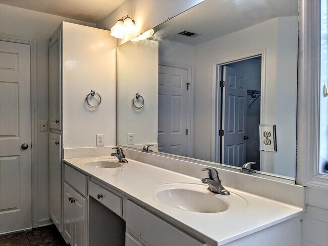 Building Photo - 508 Simoni Pl