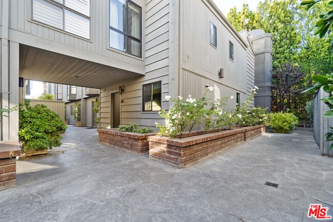 Building Photo - 880 Hilldale Ave