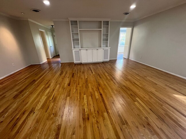 Building Photo - 726 E Magnolia Ave