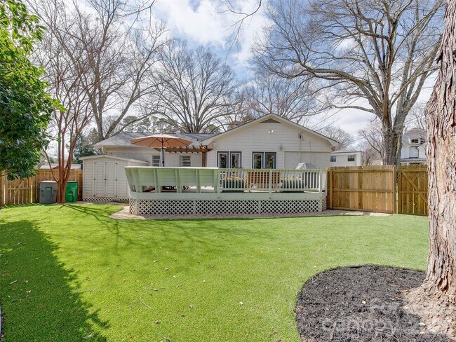 Building Photo - 3221 Sunset Dr