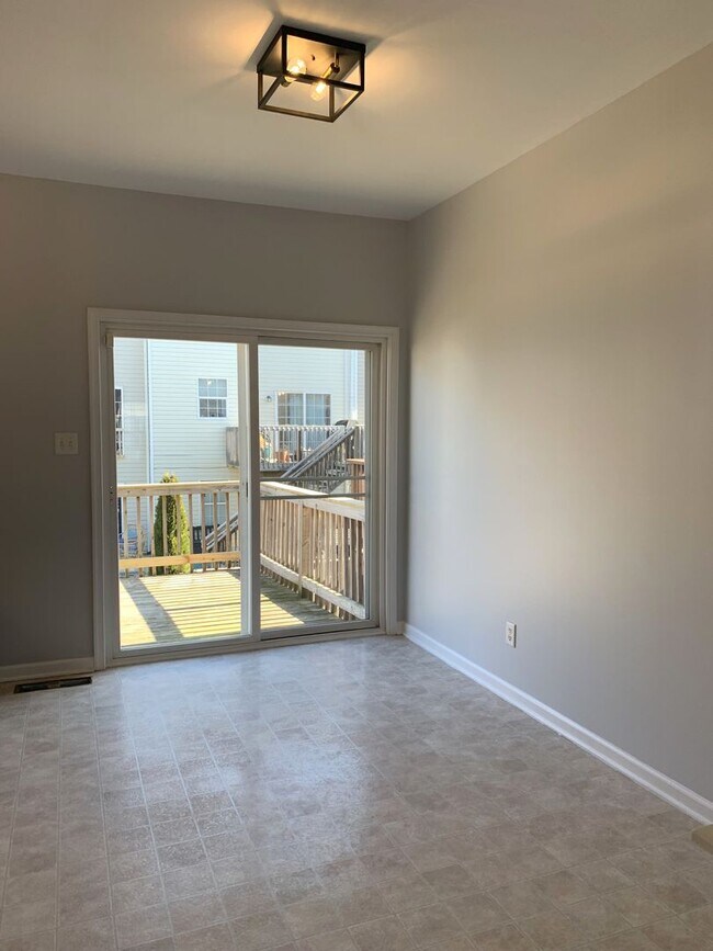 Building Photo - Spacious 3-Bed / 2.5-Bath Townhome – Antrim Crossing Subdivision