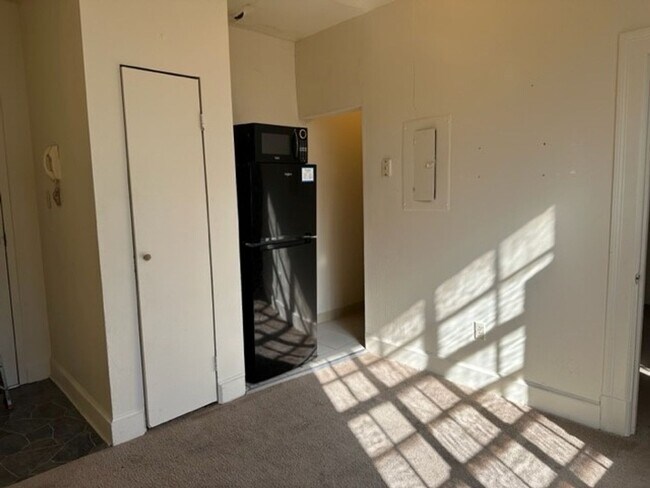 Building Photo - 213 N 2nd St