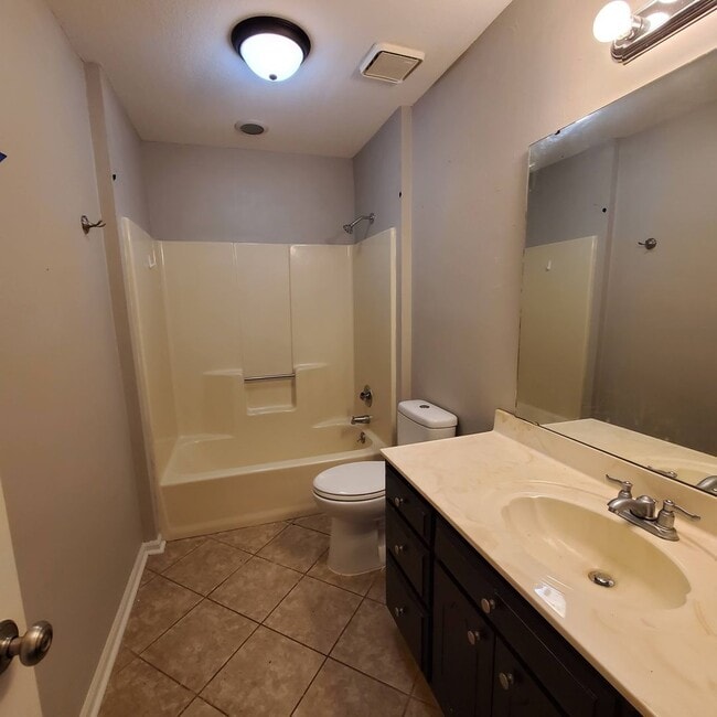 Building Photo - Charming Southern Comfort: A Home to Make Memories in Valdosta, Georgia