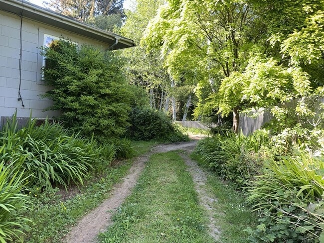 Building Photo - 2000+ sf home is in a great location, pet ...