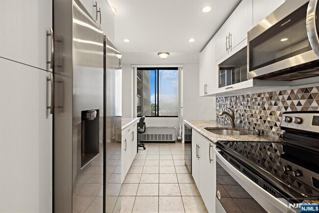 Building Photo - 300 Winston Dr