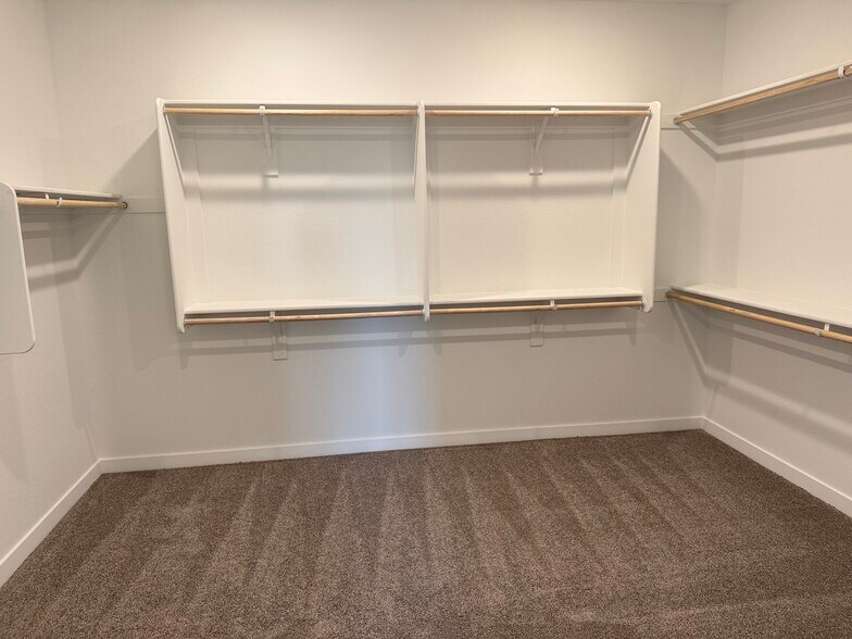 Building Photo - 40563 W Michaels Dr