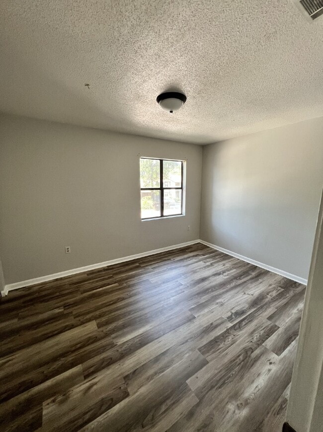 Building Photo - Townhouse For Rent