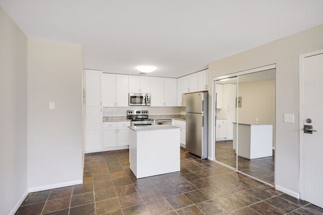 Building Photo - Remodeled Garden 2 bedroom