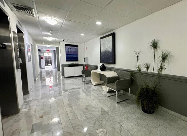 Building Photo - 1625 SE 10th Ave