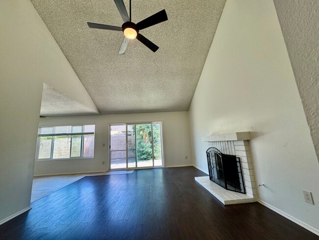 Building Photo - Recently renovated 3 bedroom, 2 bath unit ...