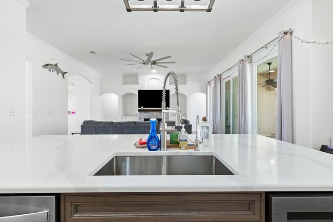 Building Photo - 200 Islamarada Ct
