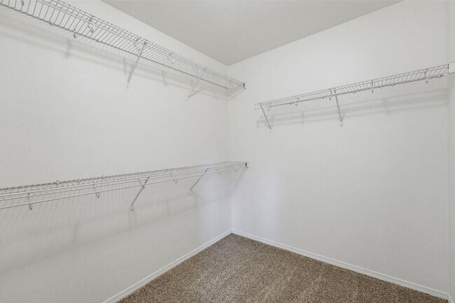 Building Photo - Spacious Puyallup Townhouse | 3-Bed Home with Main-Floor Primary Suite & Stainless Steel Appliances!