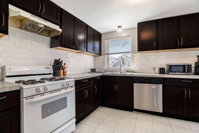 Building Photo - 842 5th St NW