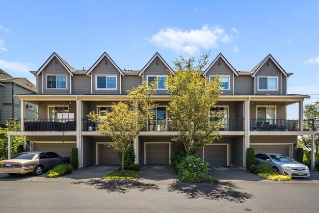 Building Photo - Silver Lake Townhome with Two Ensuite Bedrooms