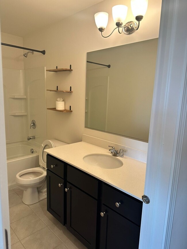 Guest Bath - 1601 Albany St