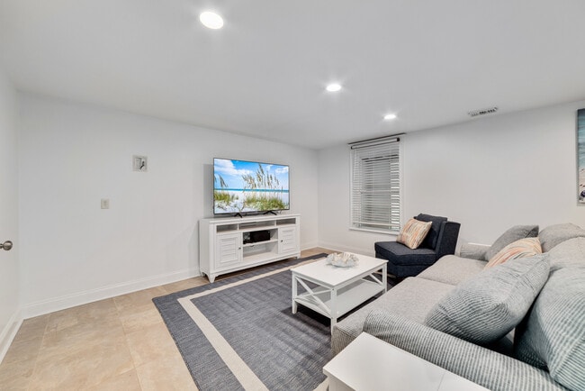 Building Photo - 2009 Wedgewood Cir