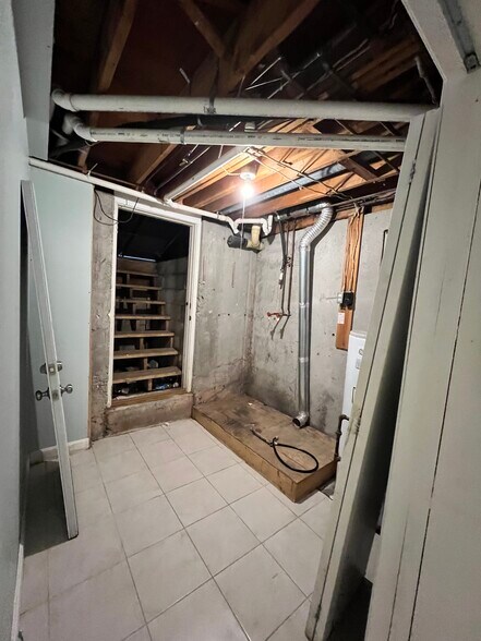 Building Photo - 10 Whiting Way