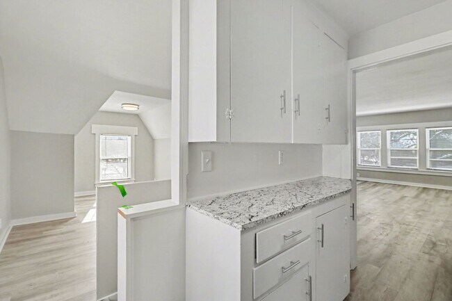 Building Photo - Fully Renovated 1 Bedroom in Historic Sloan Neighborhood $1099