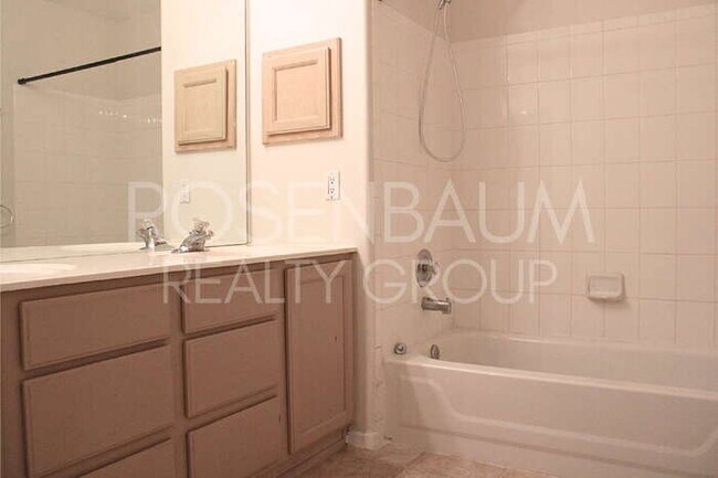 Building Photo - Gorgeous 5-bedrooms, 3-baths home in Super...