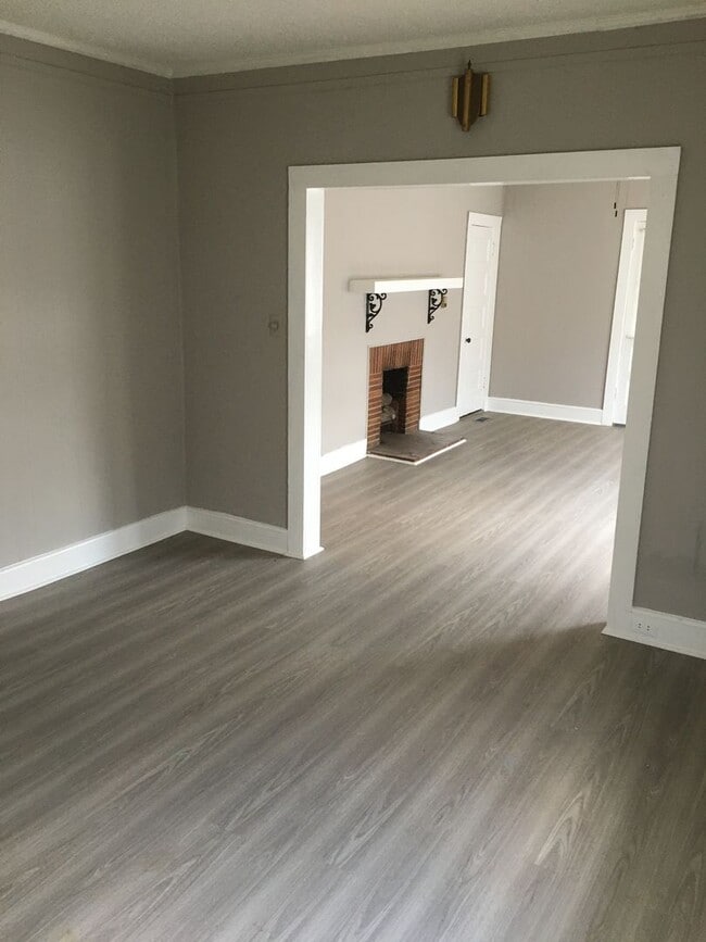 Building Photo - 2/1 House in Celanese $1095