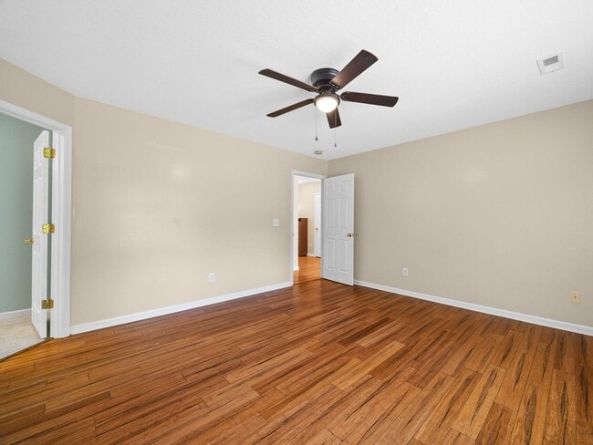 Building Photo - Charming Single-Level 3 BR, 2 BA Home with...