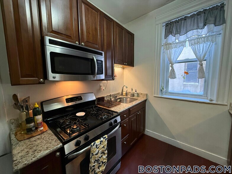 Building Photo - 65 Park Dr