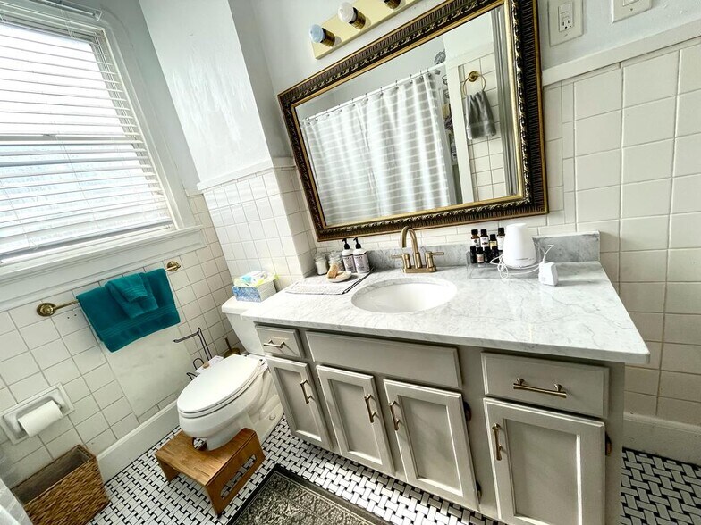 Bathoom - 5412 York St