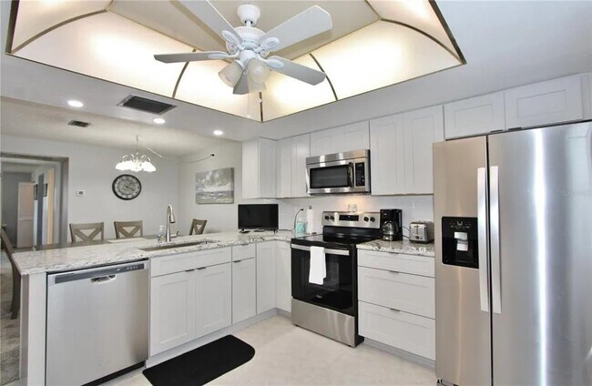 Building Photo - 9635 Greenskeeper Dr