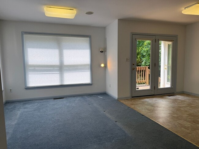 Building Photo - 3 bedroom 2.5 bath house with basement