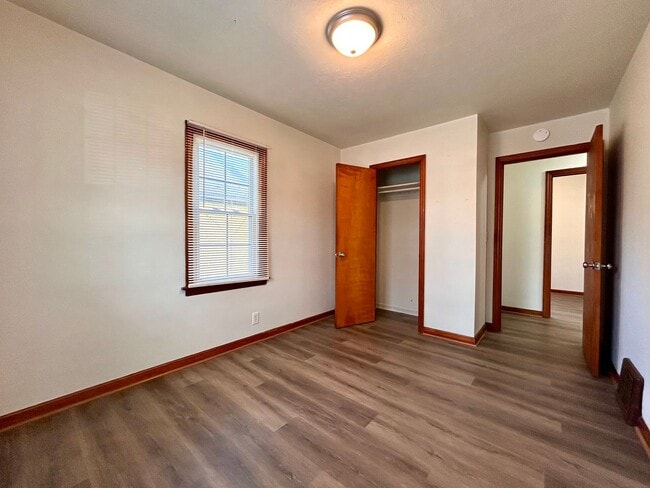 Building Photo - 3020 Leahy St