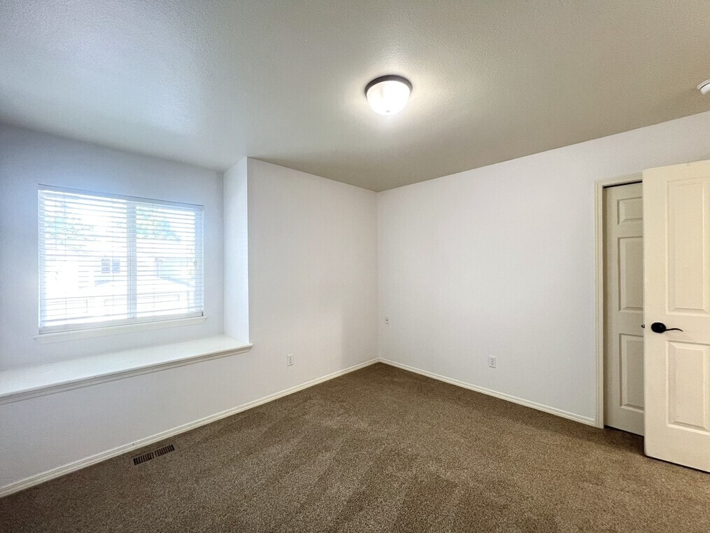 Building Photo - 5851 N Cobbler Ln